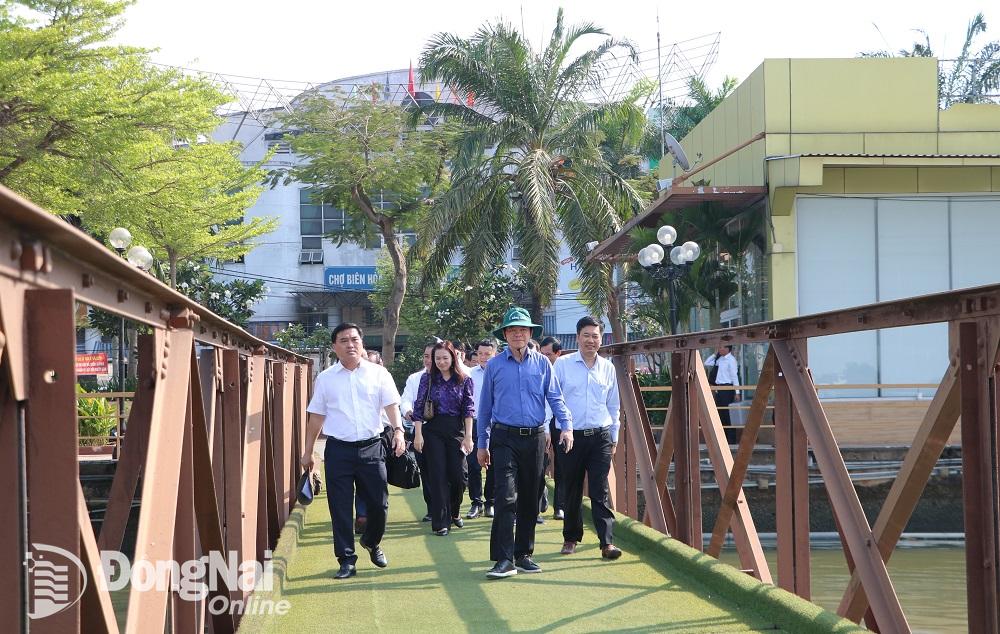 Bí thư Tỉnh ủy Nguyễn Hồng Lĩnh dẫn đầu đoàn công tác tỉnh khảo sát kinh tế sông Đồng Nai. Ảnh: Phạm Tùng