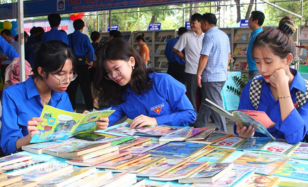 Học sinh trên địa bàn thành phố Biên Hòa tìm hiểu, đọc sách tại Hội sách ở Thư viện Đồng Nai. Ảnh: L.Na