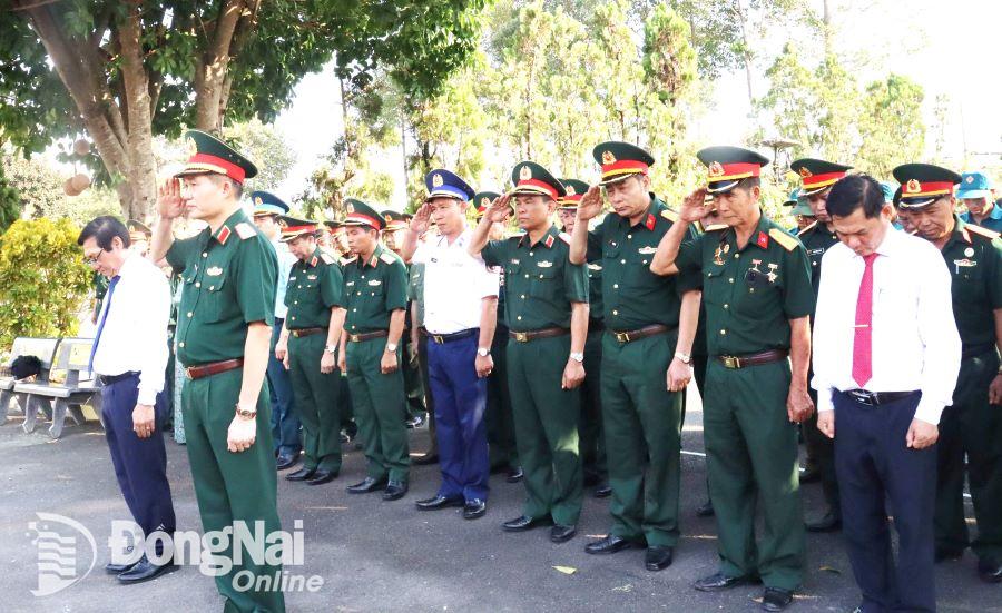 Hai trưởng đoàn cùng các thành viên mặc niệm tưởng nhớ, tri ân liệt sĩ. Ảnh: Nguyệt Hà