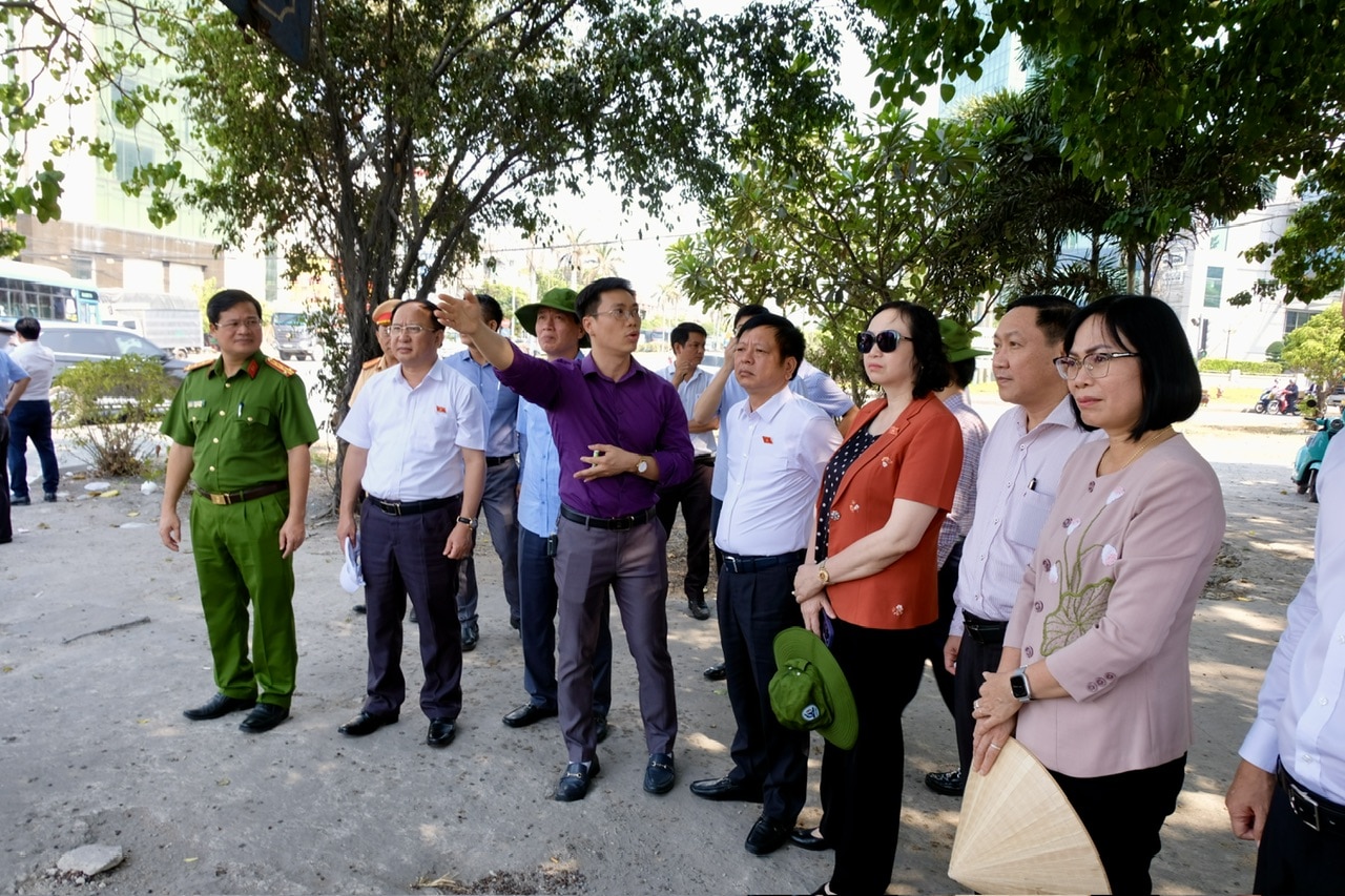 Đoàn giám sát của Ủy ban thường vụ Quốc hội kiểm tra thực tế tình hình an toàn giao thông tại ngã tư Vũng Tàu. Ảnh: Đăng Tùng