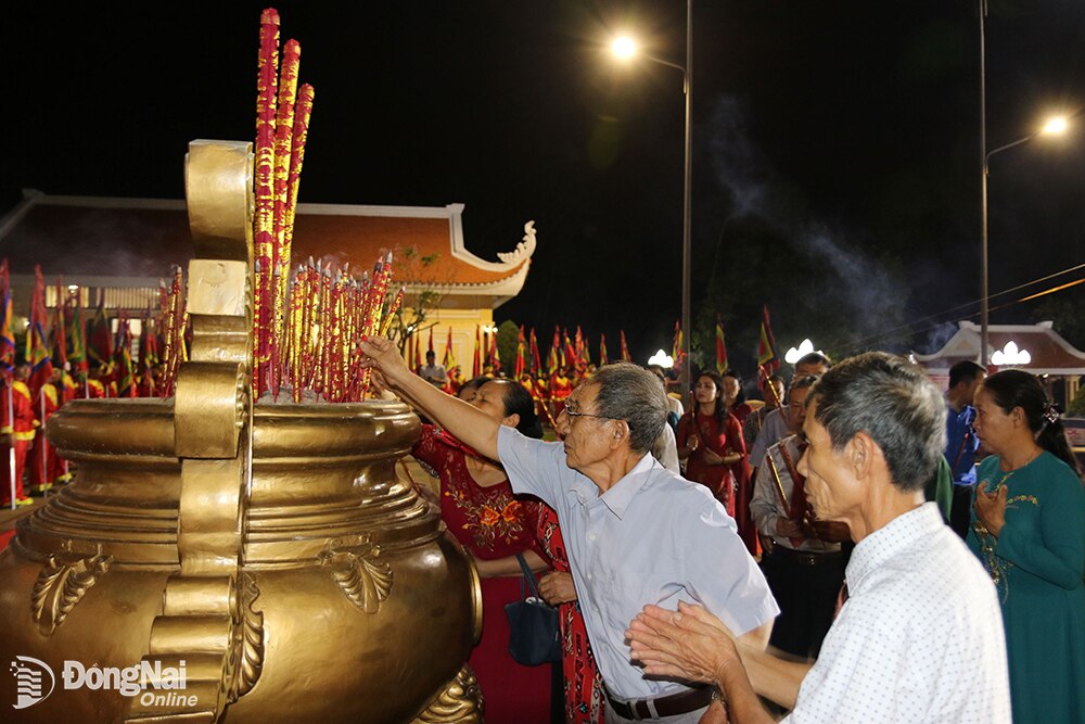 Các tầng lớp nhân dân dâng hương Vua Hùng tại công viên văn hóa Hùng Vương (huyện Trảng Bom). 