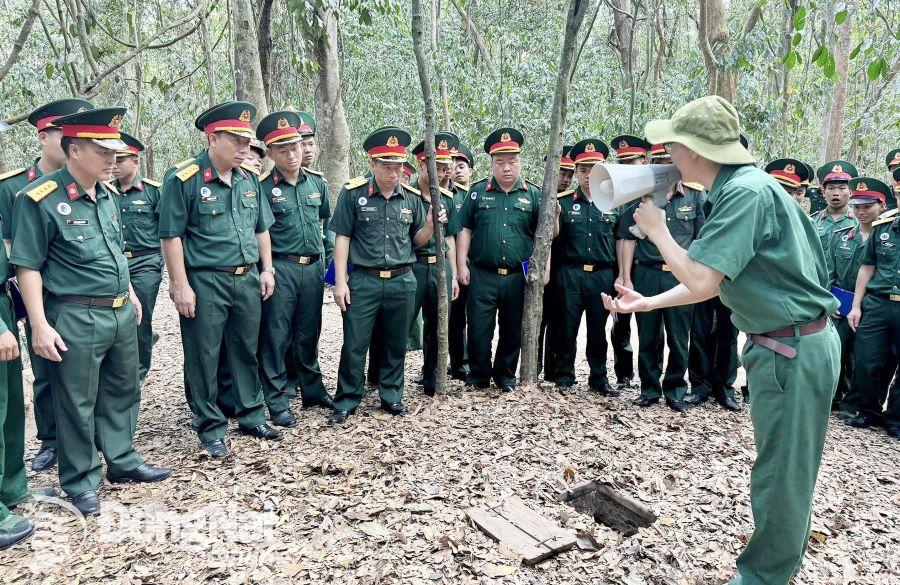 Cán bộ, chiến sĩ tham quan và nghe giới thiệu về cách xuống Địa đạo Củ Chi. Ảnh: Nguyệt Hà