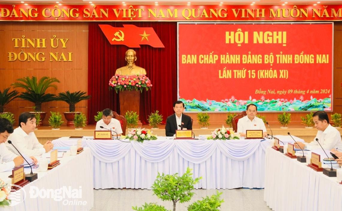 Bí thư Tỉnh ủy Nguyễn Hồng Lĩnh, Phó bí thư Tỉnh ủy Hồ Thanh Sơn và đồng chí Quản Minh Cường, Phó bí thư Tỉnh ủy, Trưởng đoàn Đại biểu Quốc hội tỉnh chủ trì hội nghị. Ảnh: Công Nghĩa