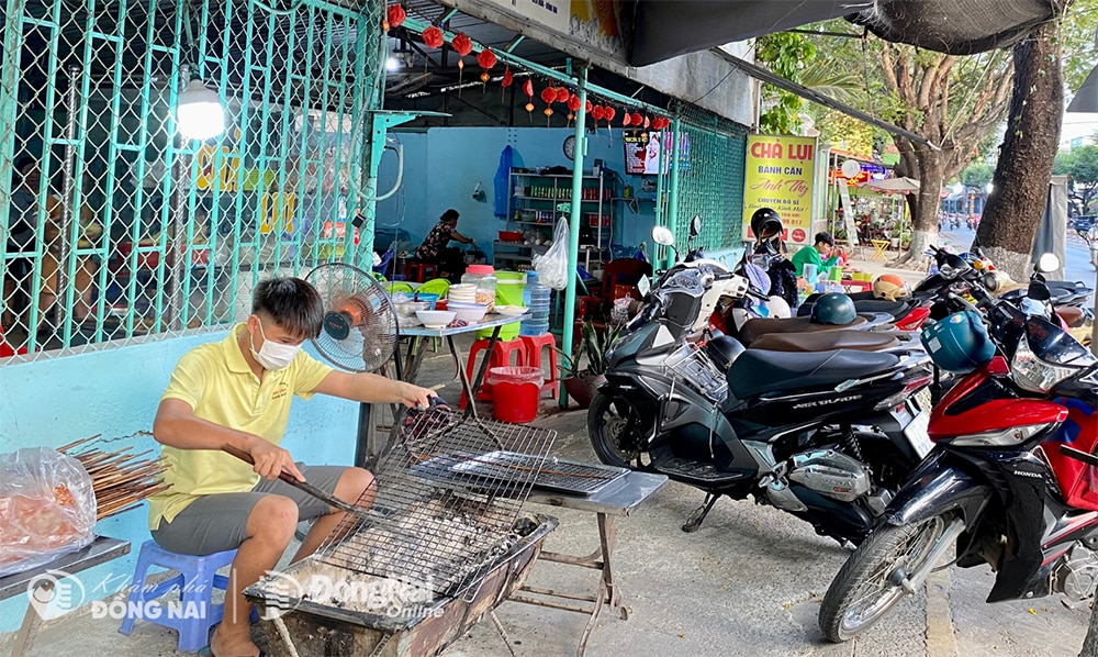 Quán chả lụi Anh Thy trên đường Huỳnh Văn Nghệ đã bán được 18 năm lúc nào cũng đông khách. Ảnh: Minh Hạnh