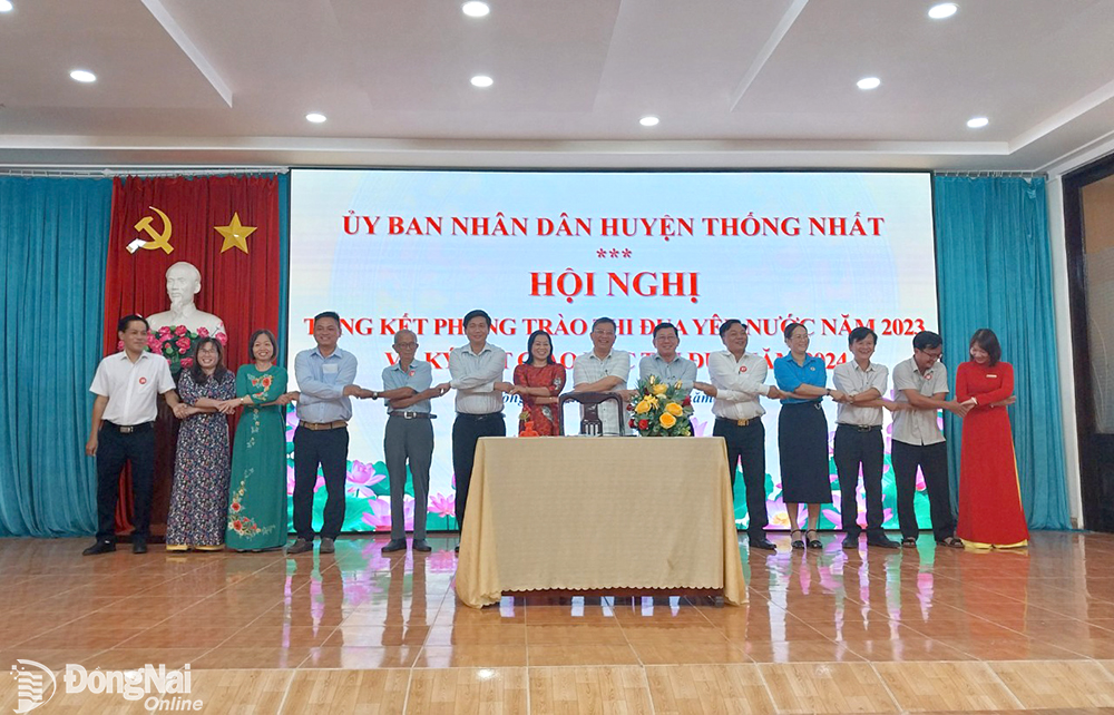 Đại diện các cụm, khối thi đua ký kết giao ước thi đua năm 2024.