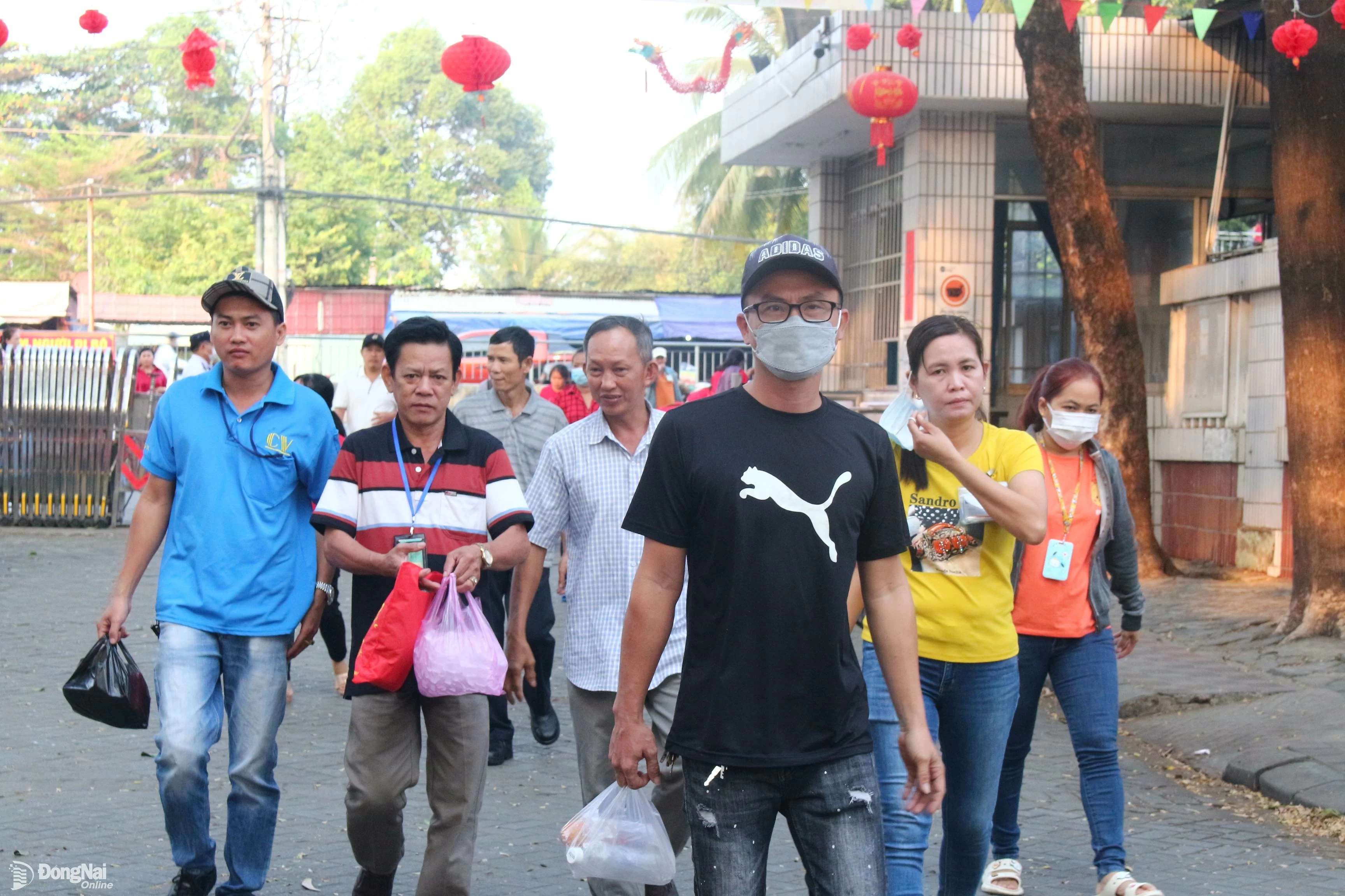 Công nhân Công ty TNHH Pouchen tan ca. Ảnh:  Lan Mai
