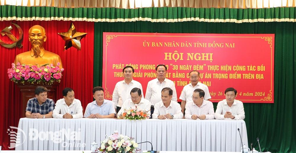 Lãnh đạo các đơn vị ký kết giao ước thi đua tại hội nghị. Ảnh: Phạm Tùng