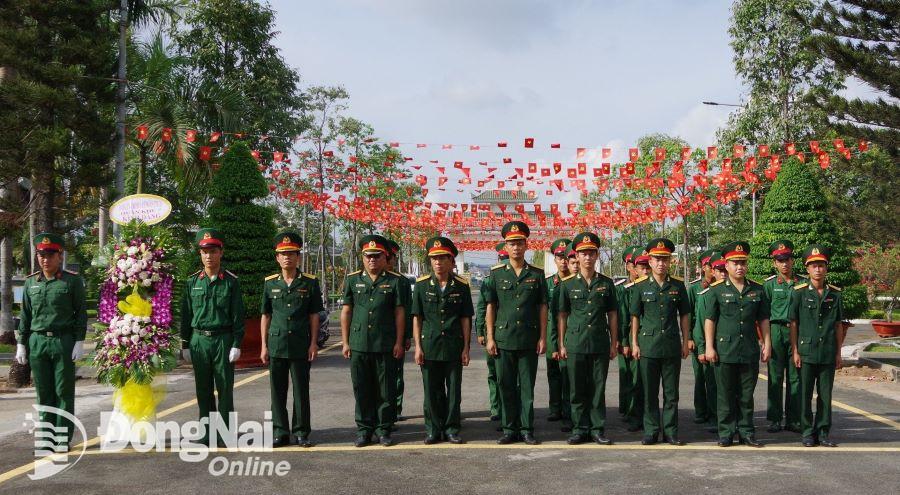 Đoàn cán bộ Lữ đoàn 26 dâng hương viếng anh linh Chủ tịch Hồ Chí Minh và anh hùng liệt sĩ tại Nghĩa trang liệt sĩ tỉnh. Ảnh: Nguyệt Hà