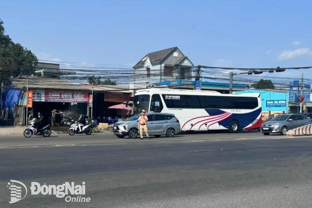 Lực lượng Cảnh sát giao thông điều tiết giao thông tại ngã ba Nhơn Trạch (huyện Long Thành) - nơi thường xảy ra ùn tắc giao thông vào dịp lễ, tết, cuối tuần. Ảnh: Đăng Tùng