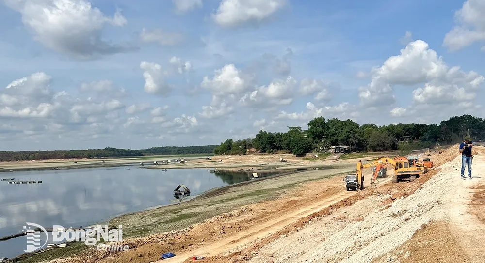 Đơn vị thi công công trình cải tạo, sửa chữa hồ Sông Mây đang đẩy nhanh tiến độ thi công để sớm hoàn thành dự án. Ảnh: Q.V