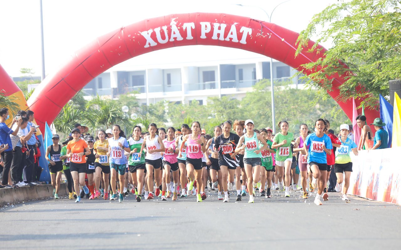 Các vận động xuất phát chạy nội dung 5km nữ. Ảnh: Huy Anh