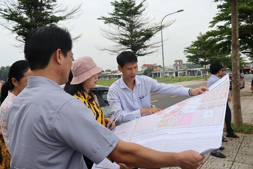 Tổi đại biểu HĐND tỉnh giám sát khu đất thực hiện dự án khu nhà ở xã hội tại thị trấn Trảng Bom. Ảnh: Hoàng Lộc