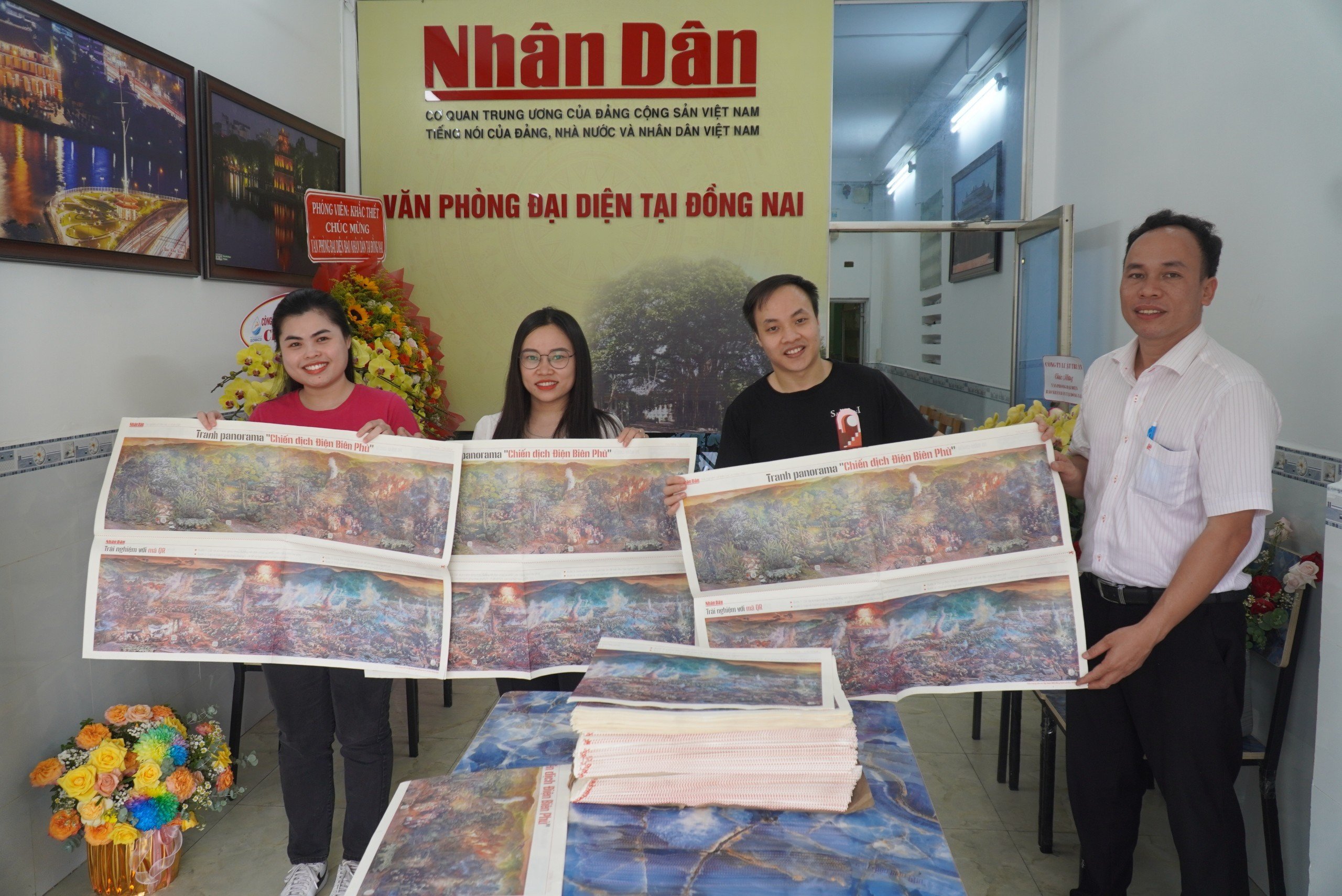 Trao tặng phụ san tranh panorama “Chiến dịch Điện Biên Phủ” cho bạn đọc. Ảnh: Hoàng Trường