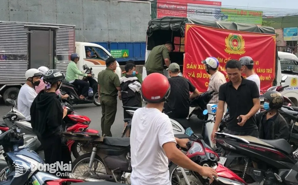 Lực lượng công an xã Hố Nai, huyện Trảng Bom bắt giữ đối tượng N. Ảnh: PV