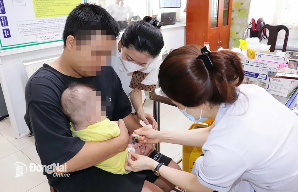 Tiêm vaccine cho trẻ đúng độ tuổi theo khuyến cáo của ngành Y tế để phòng bệnh Ho gà. Ảnh: Bích Nhàn