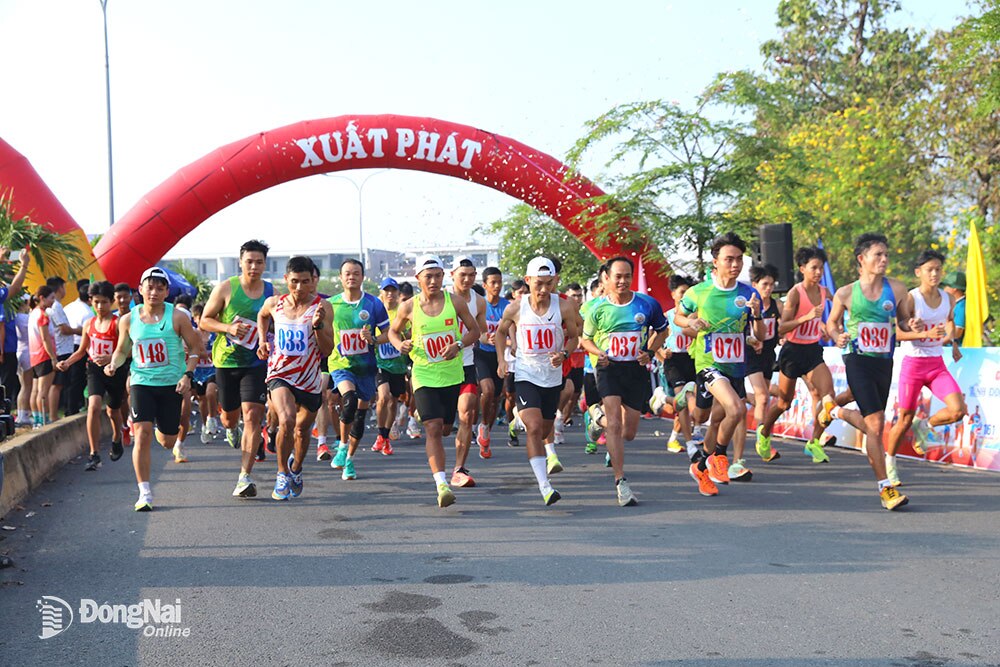 Các vận động xuất phát chạy nội dung 10km nam. Ảnh: Huy Anh