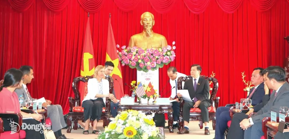 Bí thư Tỉnh ủy trao đổi thông tin với Tổng Lãnh sự quán Hoa Kỳ tại Thành phố Hồ Chí Minh. Ảnh: Ngọc Liên