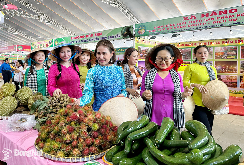 Đoàn du khách Thành phố Hồ Chí Minh tham quan, mua sắm tại Lễ hội Trái cây Long Khánh năm 2024.