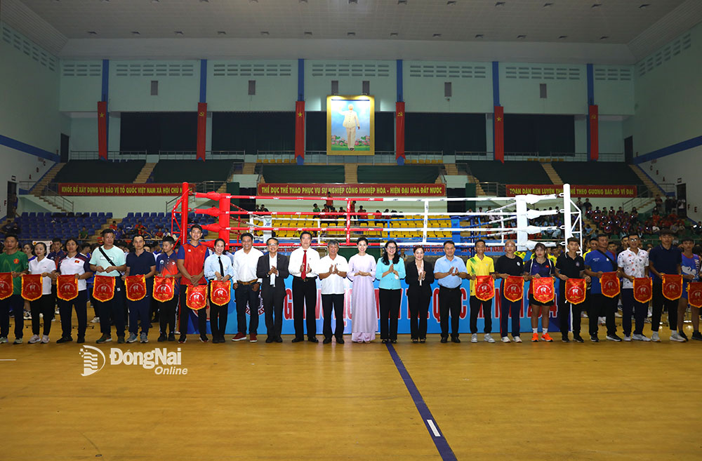 Phó bí thư thường trực Tỉnh ủy Hồ Thanh Sơn, đại biểu, ban tổ chức cùng đại diện các đơn vị tham dự giải tại lễ khai mạc. Ảnh: Huy Anh