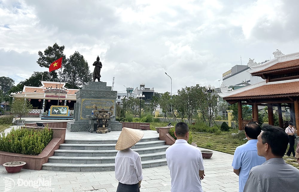 Khách tham quan đền thờ Nguyễn Hữu Cảnh (thành phố Biên Hòa).