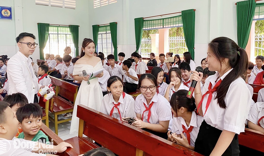 Đội Tuyên truyền lưu động Trung tâm Văn hóa - điện ảnh Đồng Nai giao lưu với học sinh trên địa bàn tỉnh về xóa bỏ bạo lực với phụ nữ và trẻ em hè 2024.  Ảnh: TTVHĐA