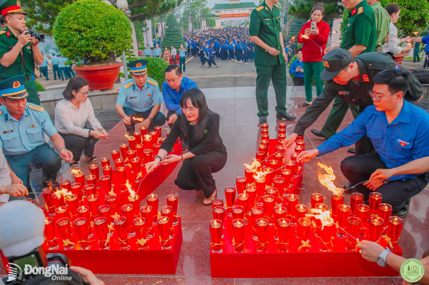 Các đại biểu thắp nến tri ân tại Đài tưởng niệm ở Nghĩa trang liệt sĩ tỉnh. Ảnh: ĐVCC