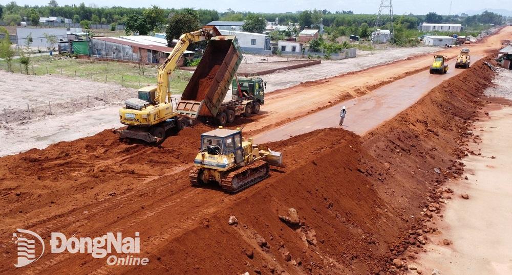 Dự án đường cao tốc Biên Hòa- Vũng Tàu hiện đang bị thiếu hụt nguồn đất san lấp phục vụ thi công. Ảnh tư liệu