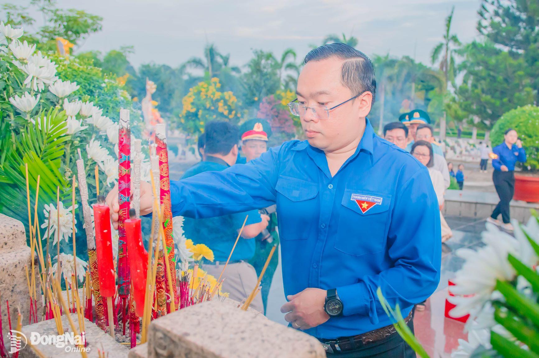 Bí thư Tỉnh đoàn Nguyễn Minh Kiên dâng hương tại Đài tưởng niệm ở Nghĩa trang liệt sĩ tỉnh. Ảnh: ĐVCC