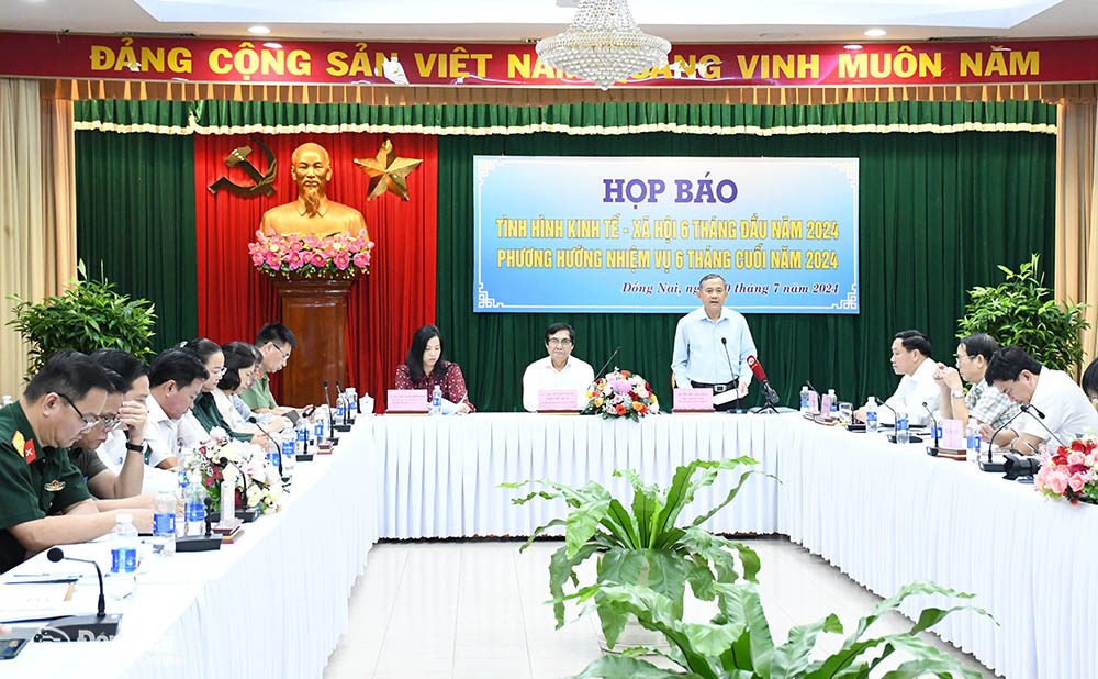  Quang cảnh buổi họp báo thông tin tình hình kinh tế - xã hội 6 tháng đầu năm 2024.