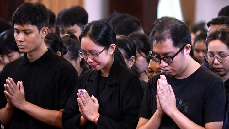 Trong dòng người đến viếng Tổng Bí thư Nguyễn Phú Trọng phần đông đều là người trẻ, học sinh, sinh viên - Ảnh: HỮU HẠNH