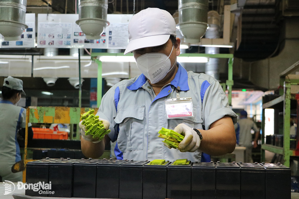 Công nhân Công ty TNHH Công nghệ năng lượng CSB Việt Nam (huyện Nhơn Trạch) trên chuyền sản xuất.