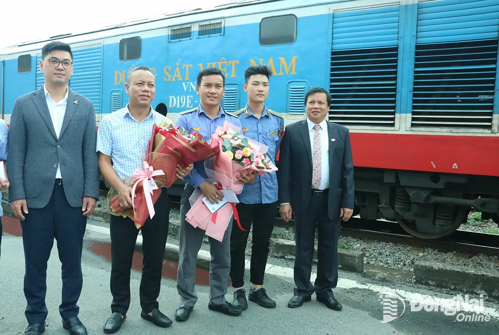 Trao hoa, quà tặng êkíp phụ trách chuyến tàu chở khí hóa lỏng đầu tiên. Ảnh: Vương Thế