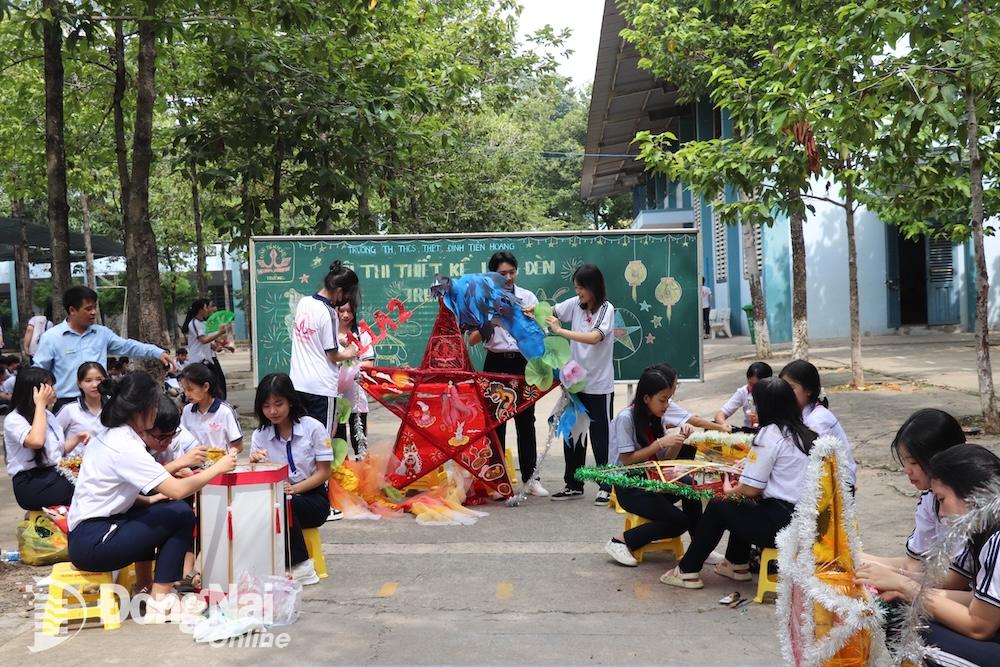 Học sinh Trường TH-THCS-THPT Đinh Tiên Hoàng (thành phố Biên Hòa) tham gia hội thi thiết kế lồng đèn trung thu. Đa số các lớp chọn làm lồng đèn ngôi sao nhưng có nhiều chi tiết trang trí đa dạng, phong phú.