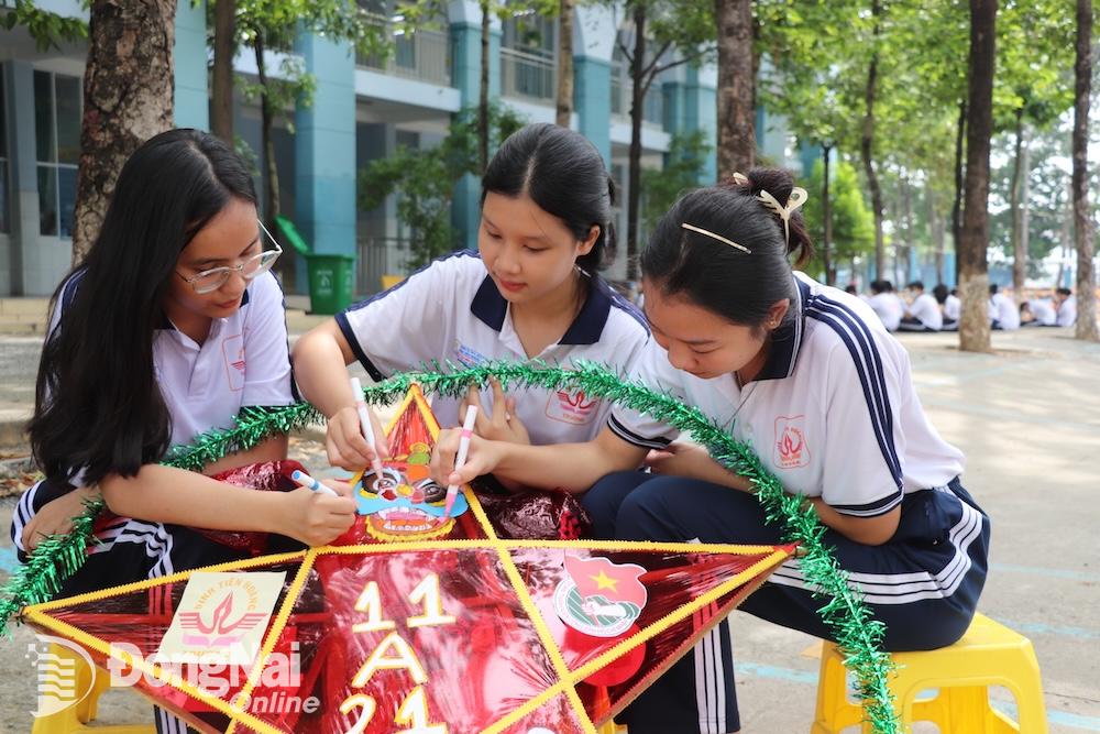 Học sinh vẽ trang trí lồng đèn trung thu.