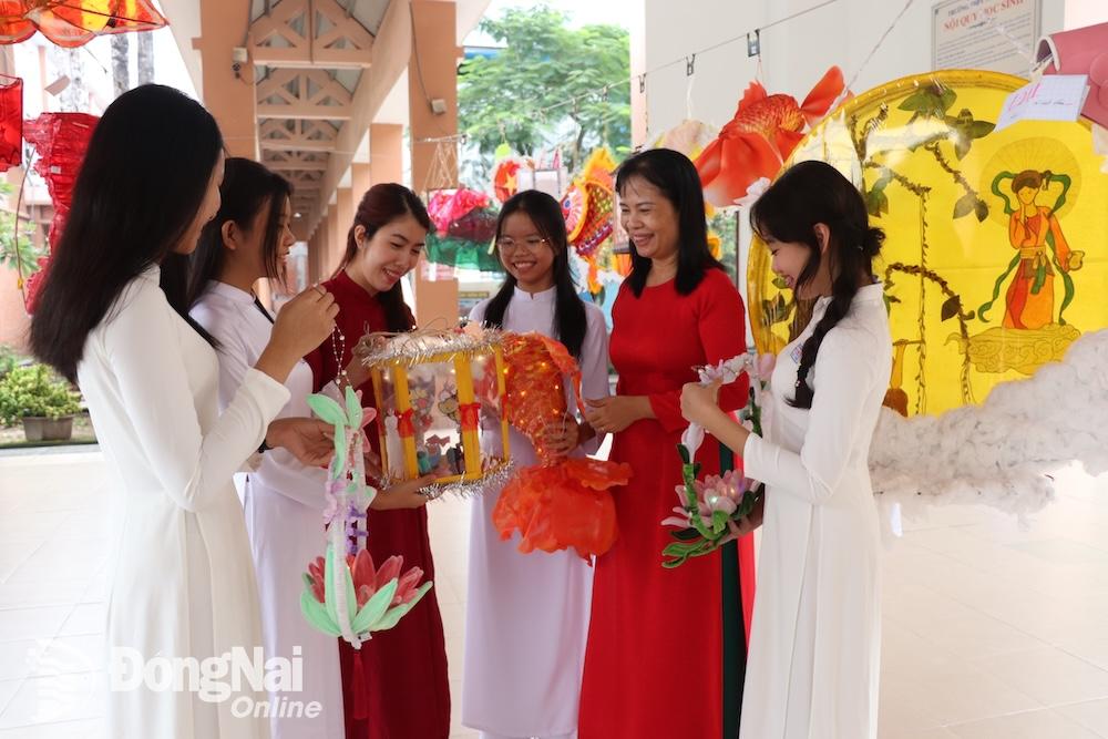 1.Giáo viên và học sinh Trường trung học phổ thông Ngô Quyền (thành phố Biên Hòa) cùng ngắm lồng đèn trung thu do các lớp thực hiện. 