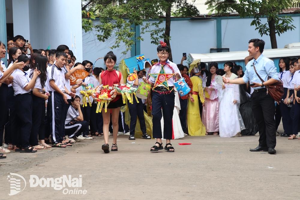 Hoạt động ngoài giờ lên lớp chủ đề trung thu đã mang đến niềm vui cho thầy và trò Trường TH-THCS-THPT Đinh Tiên Hoàng.