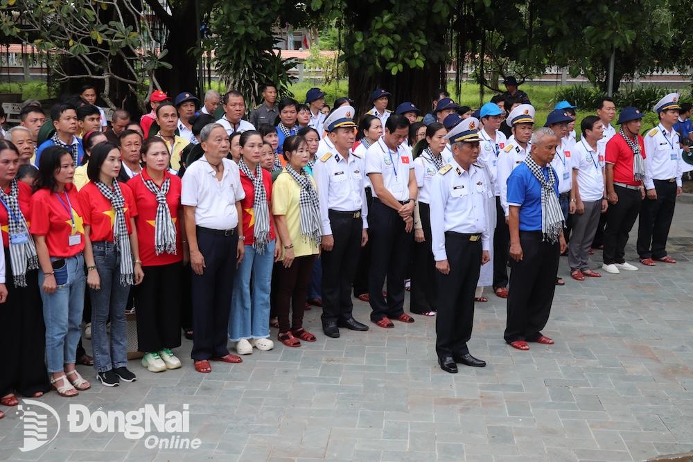 Các đại biểu tham gia lễ viếng, dâng hương tại Đền thờ Thổ Châu.