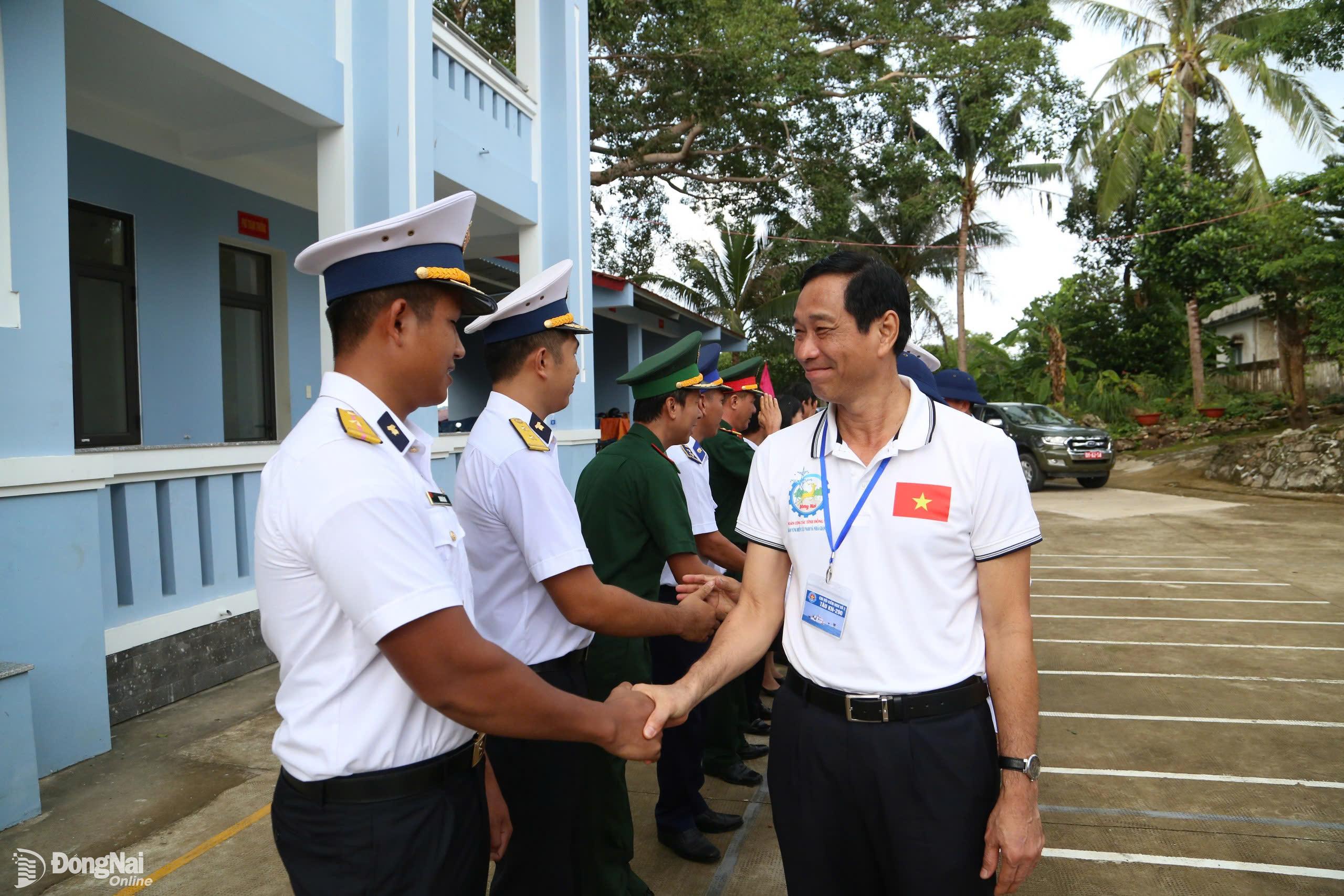 Phó chủ tịch UBND tỉnh Võ Văn Phi thăm hỏi, động viên cán bộ, chiến sĩ Trạm ra đa 610.