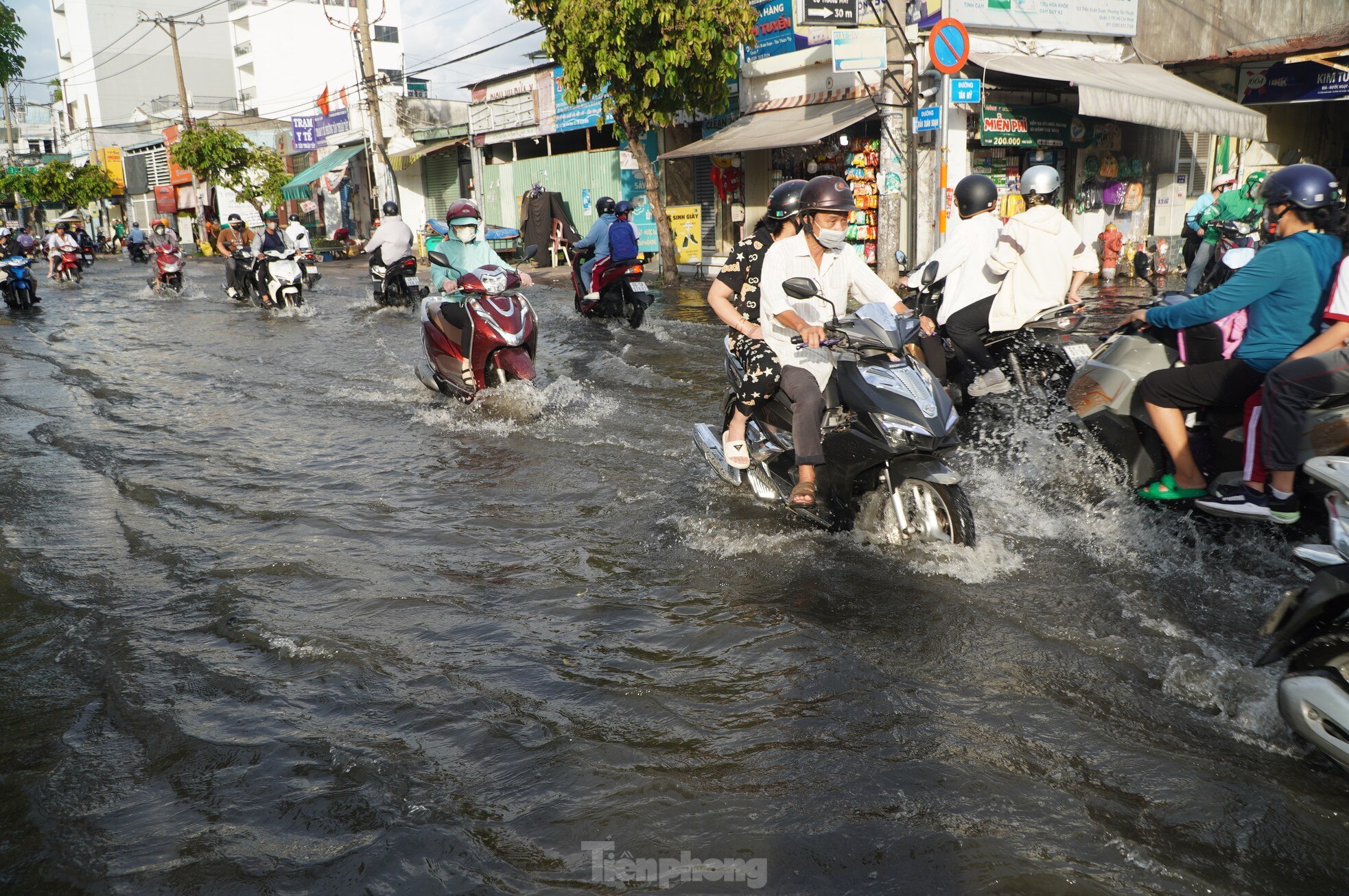 Triều cường dâng cao, đường phố ngập sâu, người dân TPHCM chật vật về nhà ảnh 10