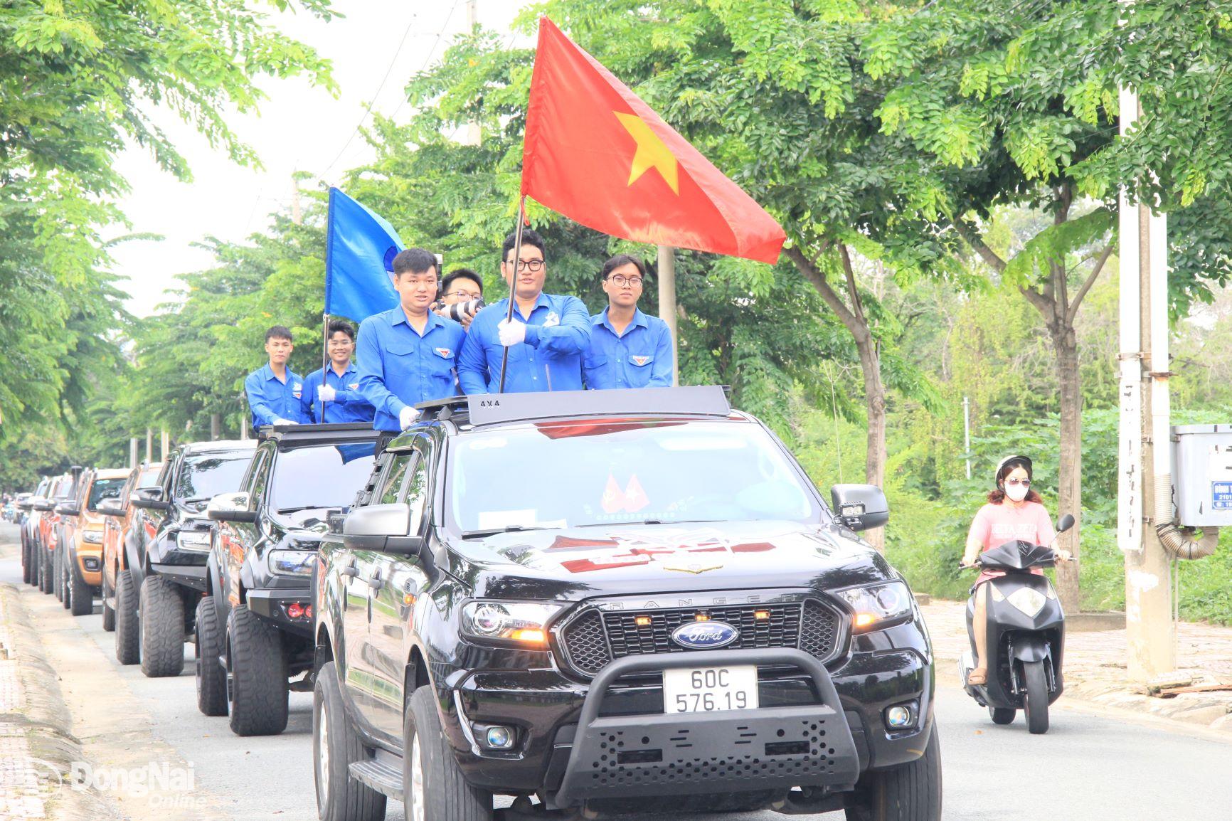 Đoàn đại biểu diễu hành biểu dương lực lượng dọc tuyến đường từ Văn miếu Trấn Biên về Trung tâm hội nghị và tổ chức sự kiện tỉnh. Ảnh: Nga Sơn