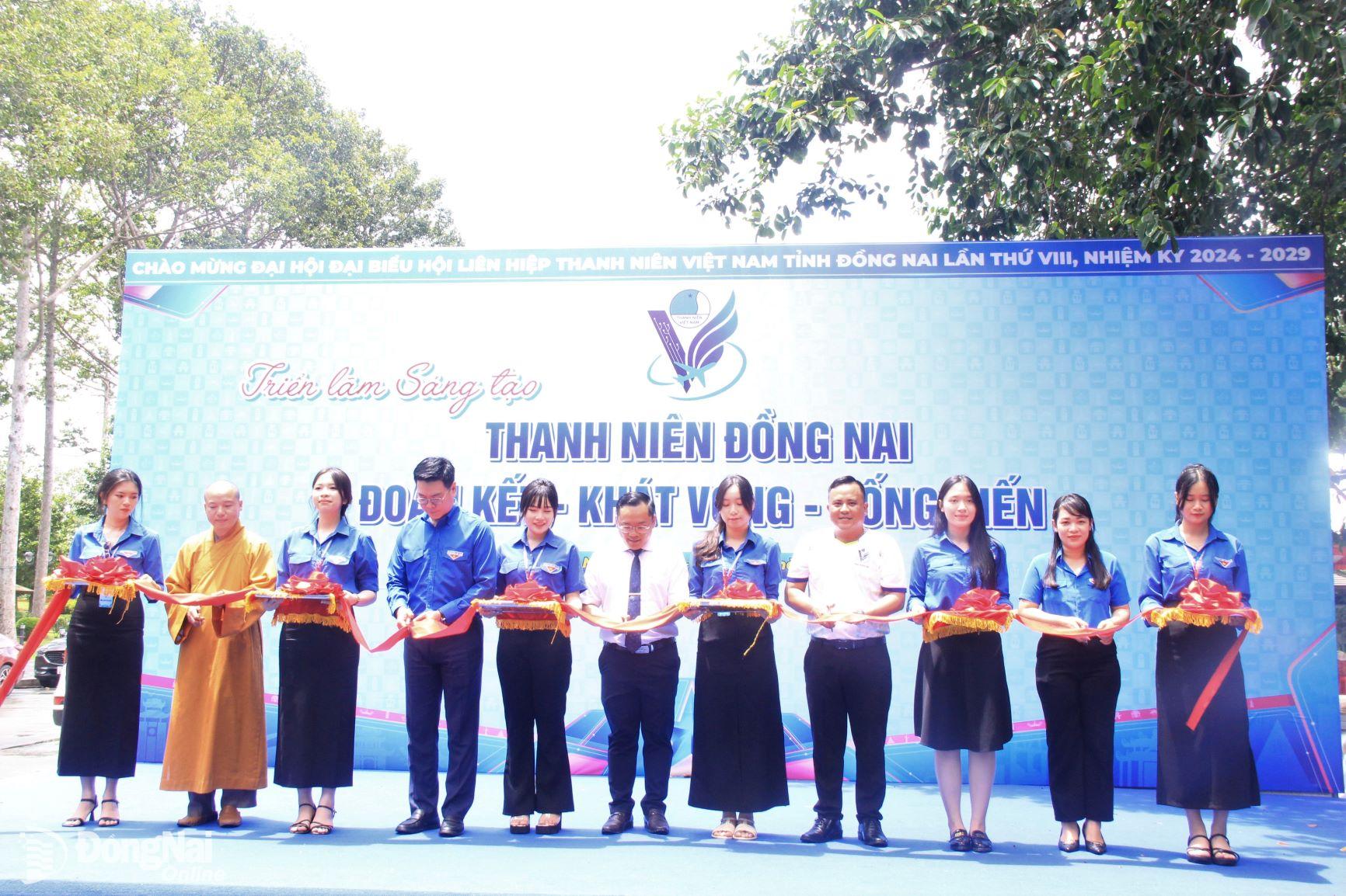 Các đại biểu cắt băng khai mạc không gian triển lãm. Ảnh: Nga Sơn