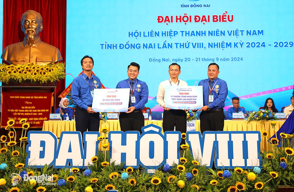 Các doanh nghiệp, mạnh thường quân trong tỉnh trao bảng tượng trưng các công trình thanh niên tại đại hội. Ảnh: Huy Anh