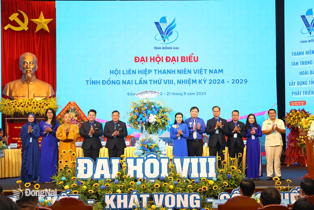 Bí thư Ban Chấp hành Trung ương Đoàn Nguyễn Phạm Duy Trang, Phó Chủ tịch Hội LHTN Việt Nam Nguyễn Xuân Hiếu tẵng lẵng hoa chúc mừng đại hội. Ảnh: Huy Anh