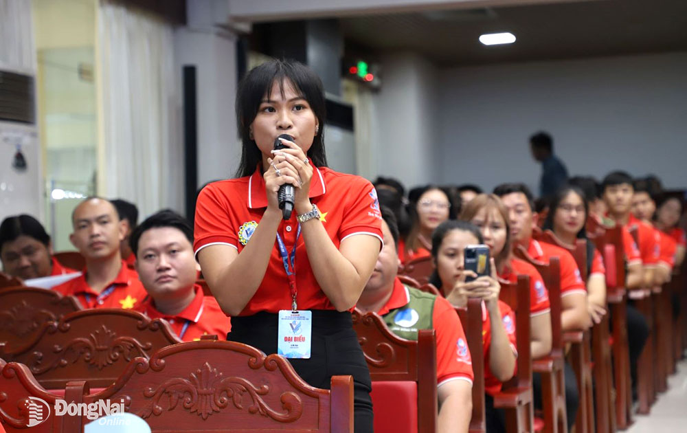 Chị A Mi Roh, dân tộc Chăm, huyện Long Thành đặt câu hỏi tại chương trình đối thoại. Ảnh: Ly Na