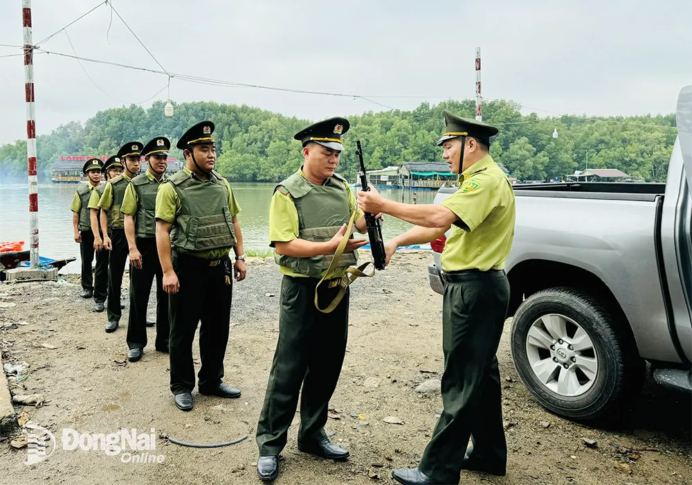 Đội tuần tra được trang bị công cụ hỗ trợ trước khi tuần tra rừng. Ảnh: B.Nguyên