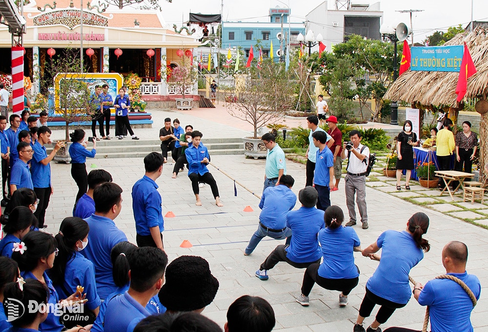 Đoàn viên thanh niên tham gia các hoạt động tại Đền thờ Nguyễn Hữu Cảnh năm 2024. Ảnh: HUY NGUYỄN