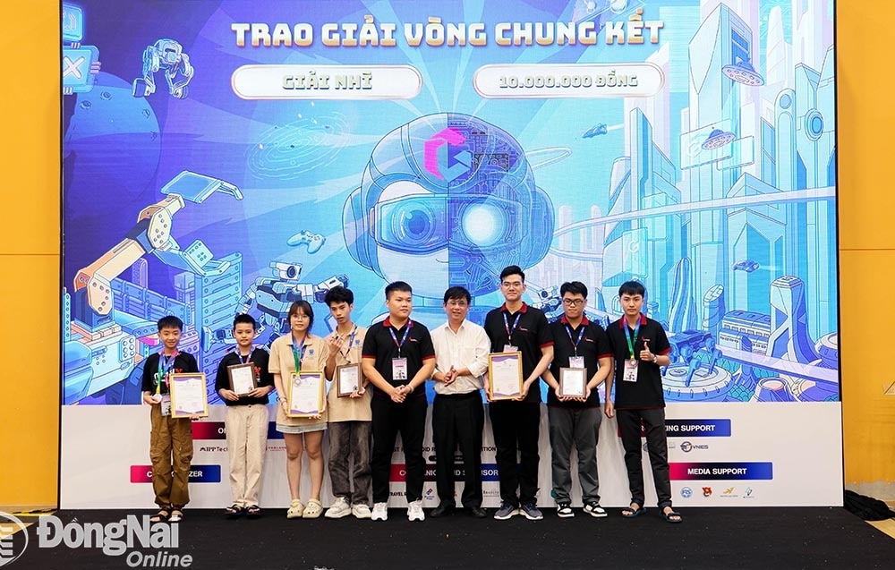 Đội thi của Đồng Nai đoạt giải cao tại vòng chung kết Cuộc thi RoboG toàn quốc diễn ra tại Thành phố Hồ Chí Minh vào cuối tháng 9 -2024. Ảnh: C.T.V