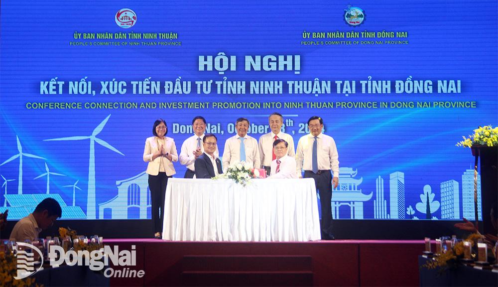 Các doanh nghiệp Đồng Nai ký kết biên bản ghi nhớ hợp tác (MOU) với đại diện Ban Quản lý các khu công nghiệp tỉnh Ninh Thuận. Ảnh: Hải Quân