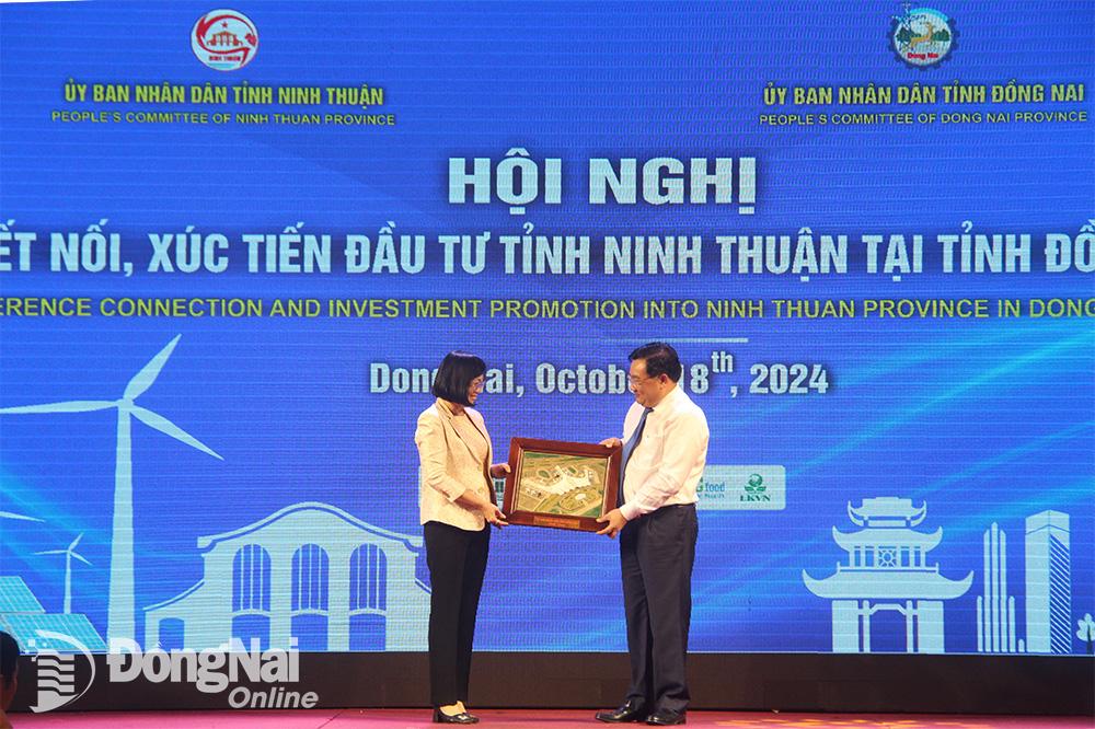 Phó chủ tịch UBND tỉnh Đồng Nai Nguyễn Thị Hoàng tặng quà lưu niệm cho lãnh đạo UBND tỉnh Ninh Thuận. Ảnh: Hải Quân