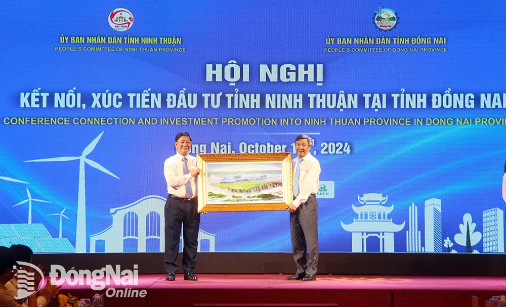 Phó bí thư Tỉnh ủy, Chủ tịch UBND tỉnh Ninh Thuận Trần Quốc Nam tặng quà lưu niệm cho Tỉnh ủy Đồng Nai. Ảnh: Hải Quân